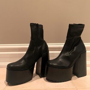 platform Boots/Steve Madden/ NEVER WORN